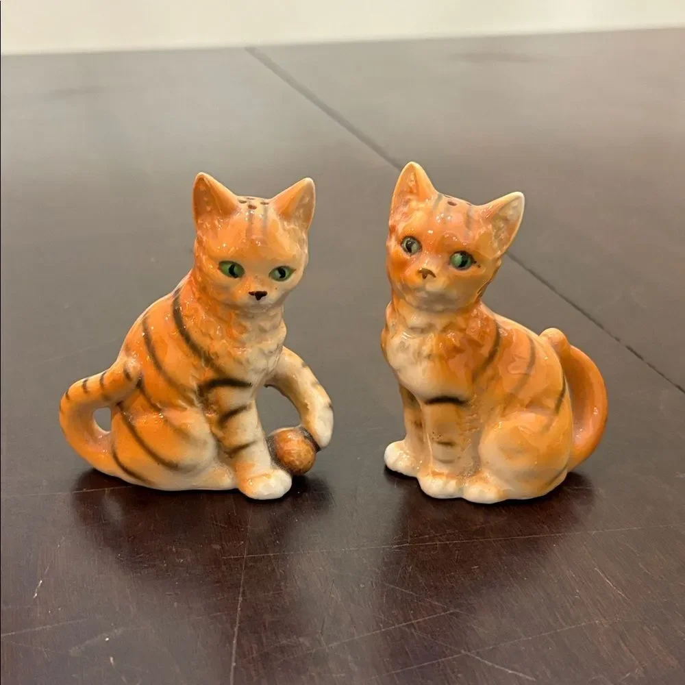 Vintage Tabby Cat Salt Pepper Cork